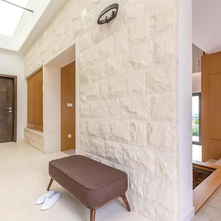 In Rogoznica With 4 Bedrooms, Wifi And Private Swimming Pool Hébergement de vacances