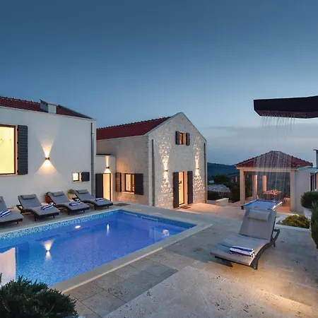 Hébergement de vacances In Rogoznica With 4 Bedrooms, Wifi And Private Swimming Pool *