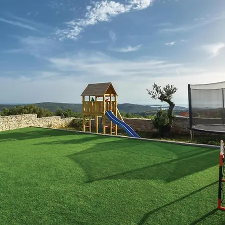Hébergement de vacances In Rogoznica With 4 Bedrooms, Wifi And Private Swimming Pool
