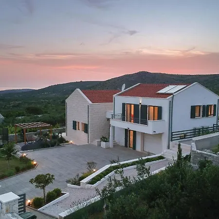 In Rogoznica With 4 Bedrooms, Wifi And Private Swimming Pool Hébergement de vacances Rogoznica (Sibenik-Knin)