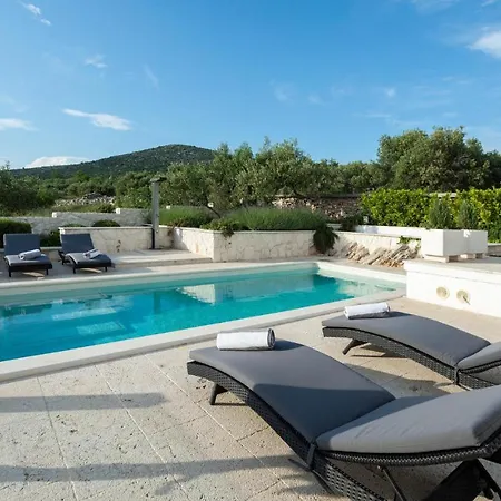 Hébergement de vacances In Rogoznica With 4 Bedrooms, Wifi And Private Swimming Pool