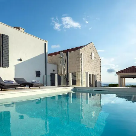 In Rogoznica With 4 Bedrooms, Wifi And Private Swimming Pool Hébergement de vacances Rogoznica (Sibenik-Knin)