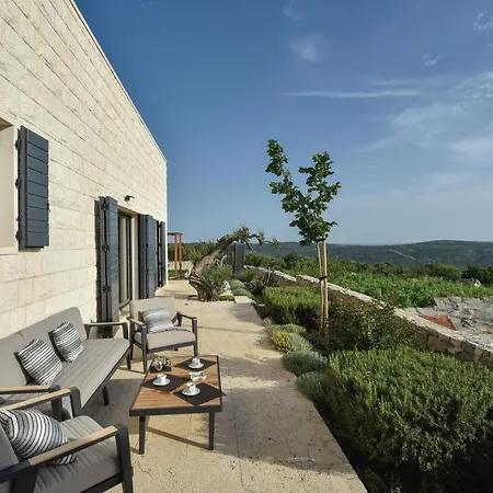 Hébergement de vacances In Rogoznica With 4 Bedrooms, Wifi And Private Swimming Pool