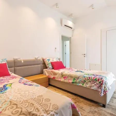 In Rogoznica With 4 Bedrooms, Wifi And Private Swimming Pool Hébergement de vacances *