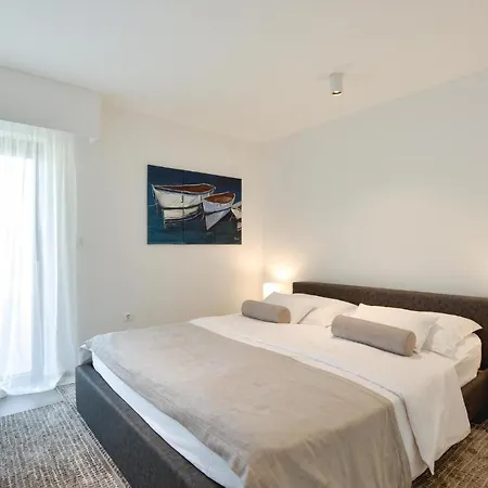 In Rogoznica With 4 Bedrooms, Wifi And Private Swimming Pool Hébergement de vacances Rogoznica (Sibenik-Knin)