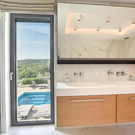 In Rogoznica With 4 Bedrooms, Wifi And Private Swimming Pool Hébergement de vacances Rogoznica (Sibenik-Knin)