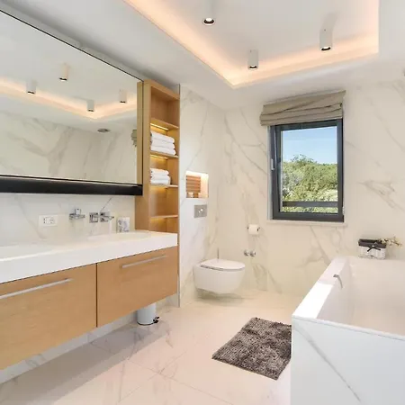 Hébergement de vacances In Rogoznica With 4 Bedrooms, Wifi And Private Swimming Pool