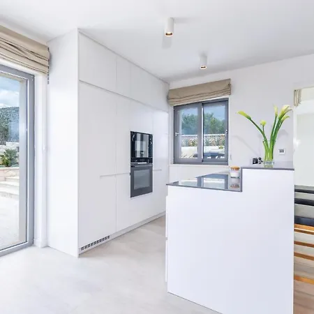 In Rogoznica With 4 Bedrooms, Wifi And Private Swimming Pool Hébergement de vacances Rogoznica (Sibenik-Knin)