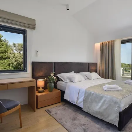 In Rogoznica With 4 Bedrooms, Wifi And Private Swimming Pool *