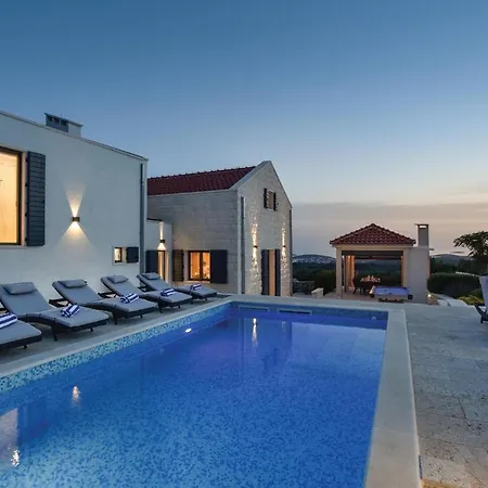 In Rogoznica With 4 Bedrooms, Wifi And Private Swimming Pool Hébergement de vacances