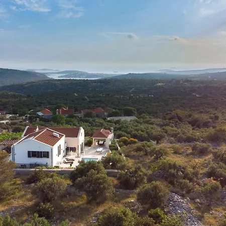 In Rogoznica With 4 Bedrooms, Wifi And Private Swimming Pool * Rogoznica (Sibenik-Knin)