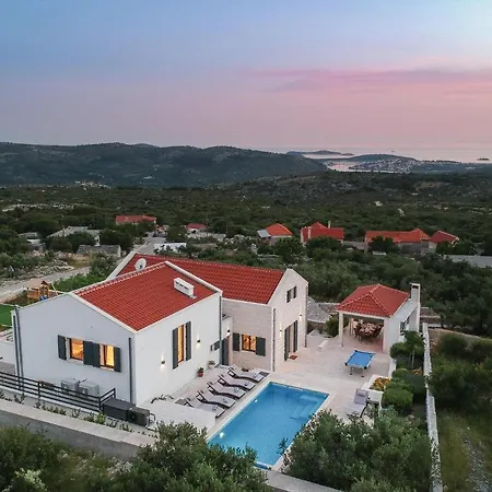 In Rogoznica With 4 Bedrooms, Wifi And Private Swimming Pool *