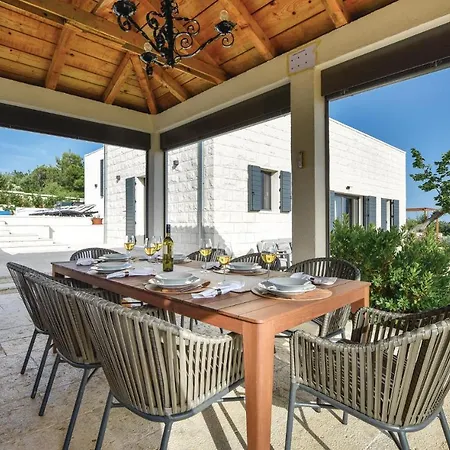 In Rogoznica With 4 Bedrooms, Wifi And Private Swimming Pool Hébergement de vacances *