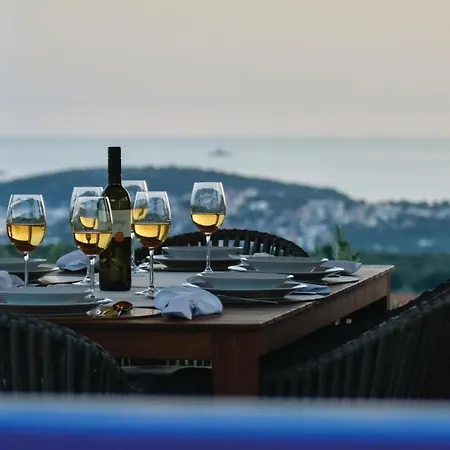 In Rogoznica With 4 Bedrooms, Wifi And Private Swimming Pool Hébergement de vacances *