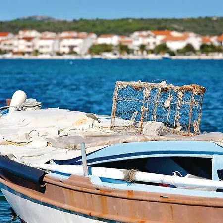 Hébergement de vacances In Rogoznica With 4 Bedrooms, Wifi And Private Swimming Pool *