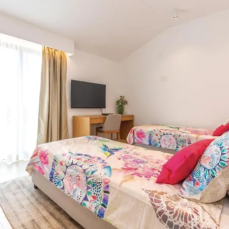 Hébergement de vacances In Rogoznica With 4 Bedrooms, Wifi And Private Swimming Pool *